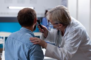 Регулярные проверки слуха и здоровья ЛОР-органов